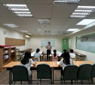 老師與學生討論